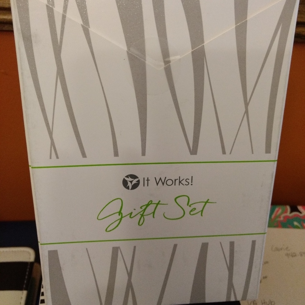 It Works Holiday Gift Set (Peppermint)